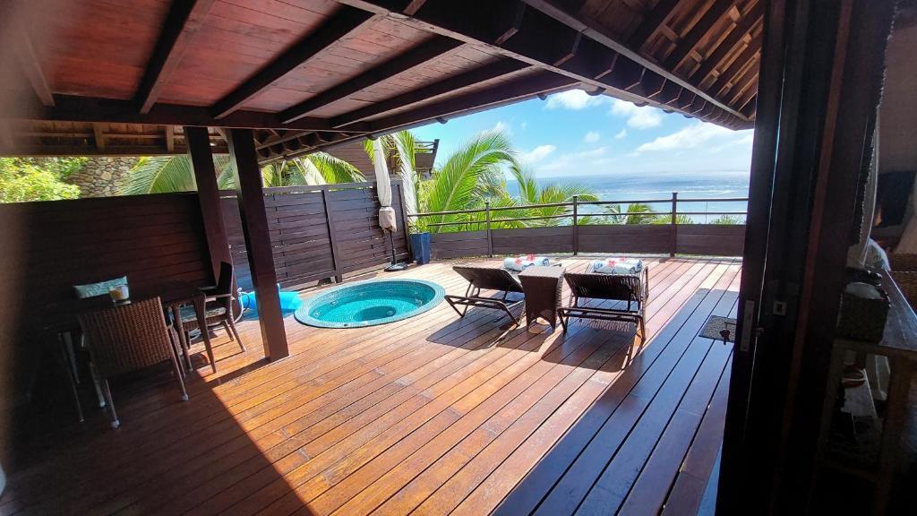 Villa Honu terrace with jacuzzi and ocean view